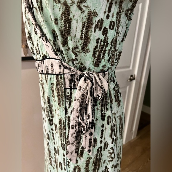 BCBGMAXAZRIA pale green and gray wrap summer short sleeve dress - Picture 6 of 15